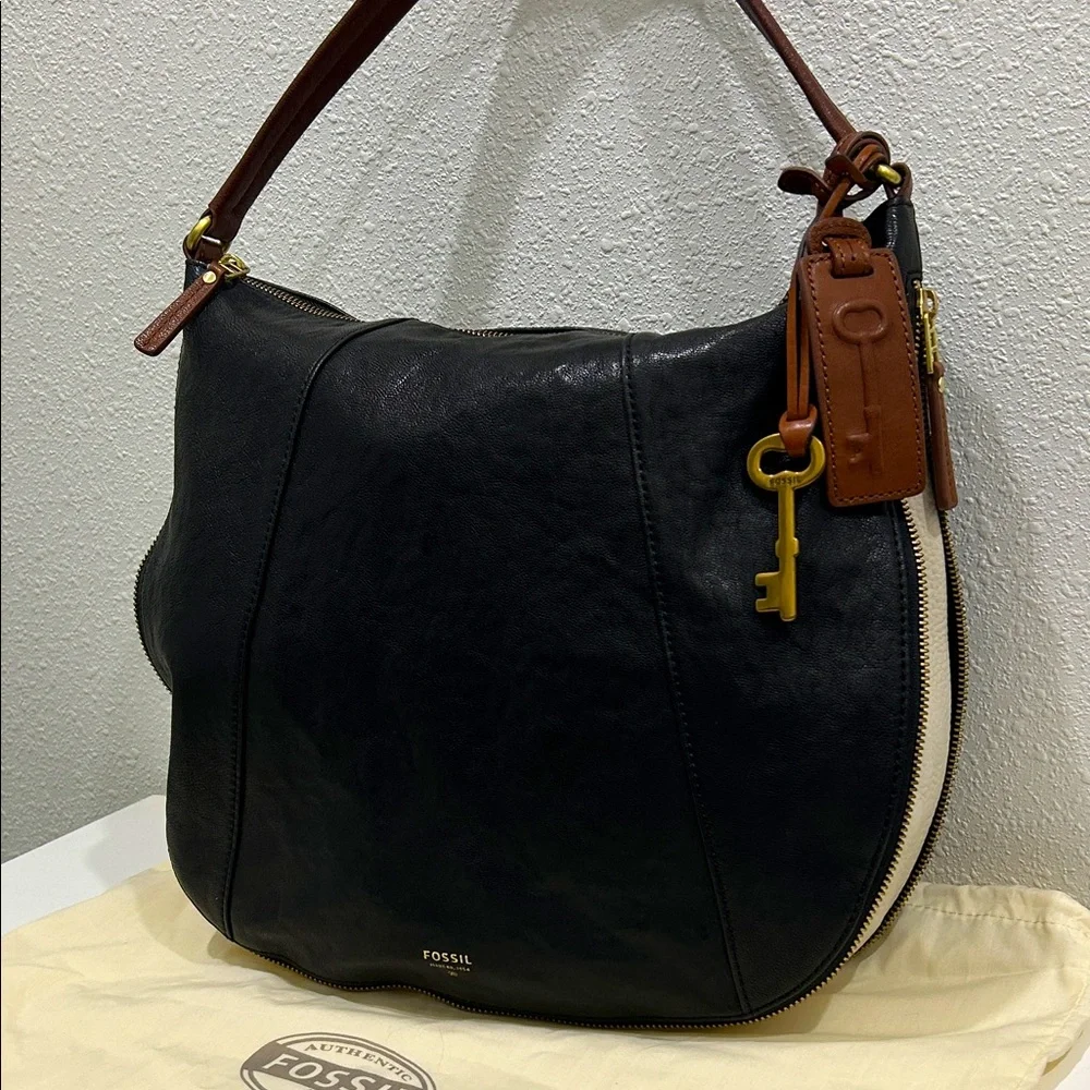 NWOT FOSSIL Gwen Hobo Expandable Pebbled Leather Bag with Dust Bag - Picture 1 of 17